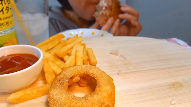 【ASMR MUKBANG】ベーコンチーズバーガー、フライドポテト、オニオンリング Bacon Cheeseburger【咀嚼音】 смотреть онлайн