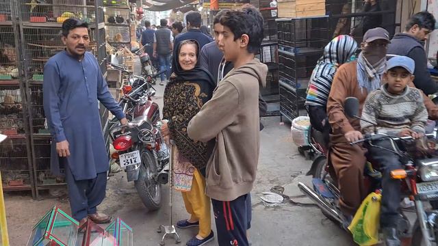 FAISALABAD PAKISTAN WALKING TOUR, FAISALABAD CITY WALK, 4K, BUSY BAZAARS NEAR CLOCK TOWER, فیصل آبا