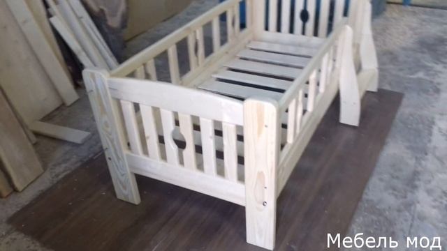 Кроватка из массива сосны.
