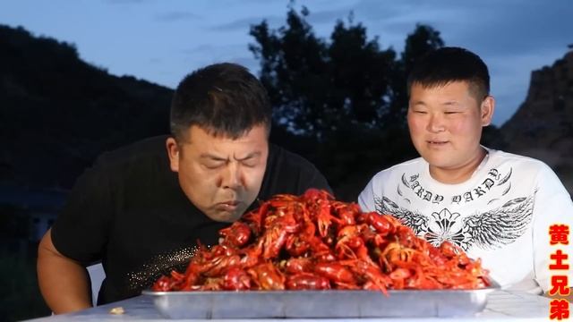 胖星星下厨20斤小龙虾，麻辣过瘾肉质紧实，一大盘直接光盘越吃越过瘾！【黄土兄弟】 смотреть онлайн