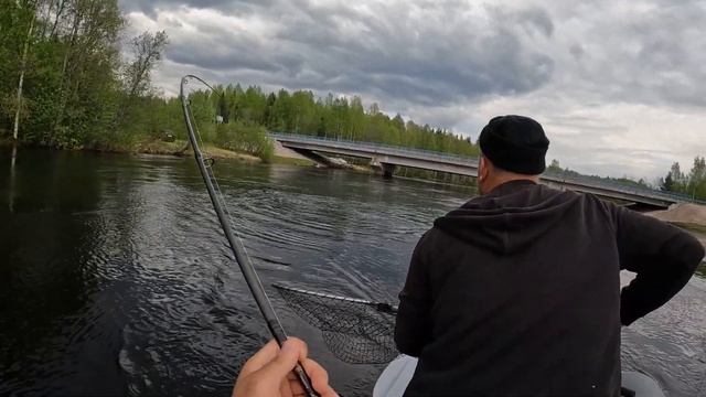 РЫБАЛКА УДАЛАСЬ! НАШЛИ ФОРЕЛЬ В РЕКЕ! ЛОВЛЯ БЕГЛЯНКИ НА СПИННИНГ смотреть онлайн