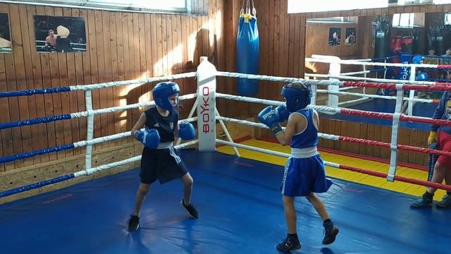 Шарамков Илья ( бокс 8 лет . 28 кг ) спаринг бой в Г.Селидово смотреть онлайн