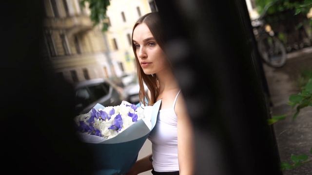 Букет из 5 белых гортензий и 15 синих ирисов смотреть онлайн