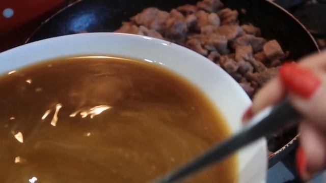 НА КУХНЕ У ЦУКАНОВЫХ. Мясо в кисло сладком соусе. Творожная бабка смотреть онлайн