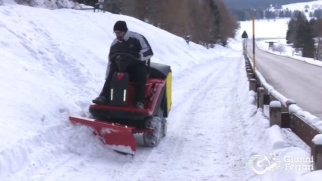 Gianni Ferrari GTR doing snow removal with snow blade смотреть онлайн