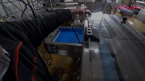 Линия очистки лука ножевыми машинами M&P для заморозки на заводе. Всего 10% отхода! Нарезка лука.