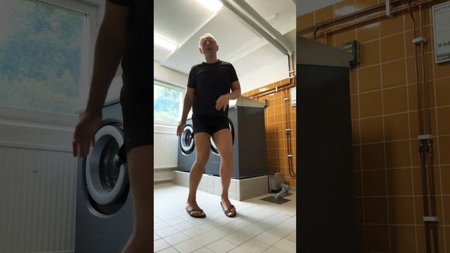 ТАНЦУЮ В КОММУНАЛЬНОЙ СТИРАЛКЕ #швеция #феликсскотом #танцы #танцыдлявсех #танцульки #блестящие