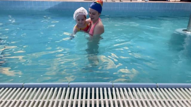 Первый раз с ребенком в БАССЕЙН. Псков СПА ДО НЕБА ПРОСТОРИЯ. КАК НАУЧИТЬ РЕБЕНКА ПЛАВАТЬ смотреть онлайн