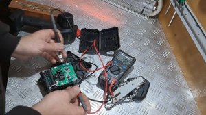 Мини пила аккумуляторная под нагрузкой уходит в защиту.