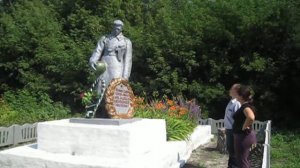 2. У памятника в селе Нововодяное