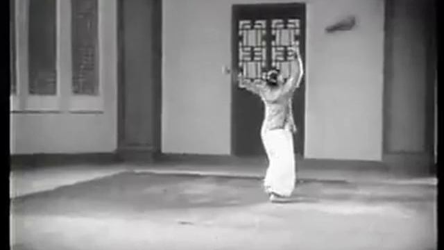 Старое видео 1961 г.: Чжан Хайфэн демонстрирует чуань линь цзянь или "Меч проникающий сквозь лес". смотреть онлайн