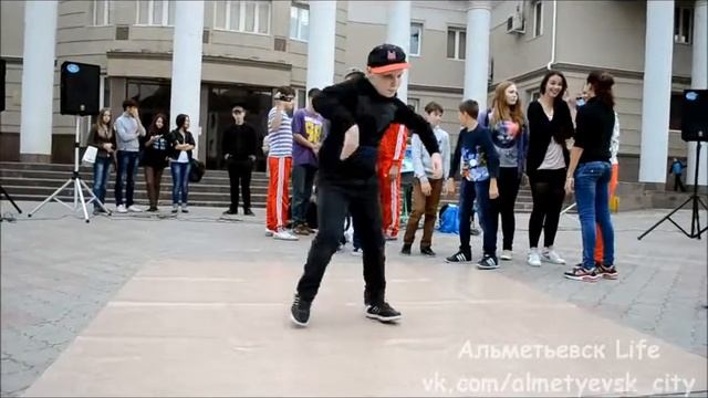 Брейк-Данс около МЦ смотреть онлайн