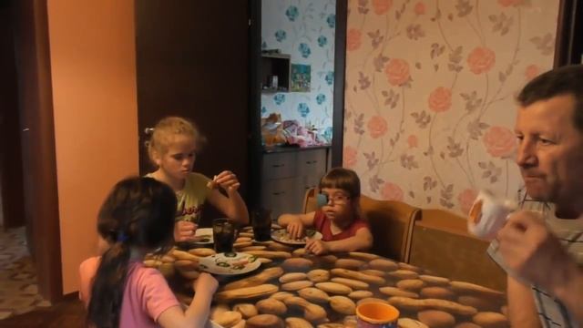 Утро воскресенья. Заливной пирог. Настя плохо моет посуду . 27,05,2018, смотреть онлайн
