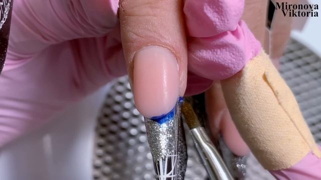 Неординарный синий декоративный френч. Моделирую ногти. смотреть онлайн