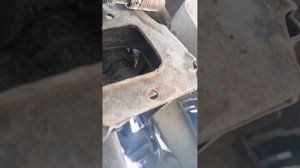 Как открыть правый замок капота на w-210