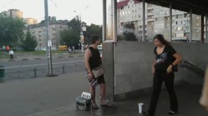 Русский парень поёт украинские песни в Москве