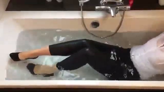 027 Leather leggings get wet well in the bath (кожаные леггинсы хорошо промокают в ванне) смотреть онлайн