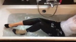 027 Leather leggings get wet well in the bath (кожаные леггинсы хорошо промокают в ванне)