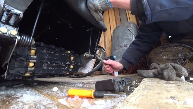 Жизнь в деревне. Ремонт снегохода! Натяжка и регулировка гусеницы на Буране. смотреть онлайн