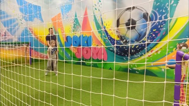 Настя и Папа играют в футбол