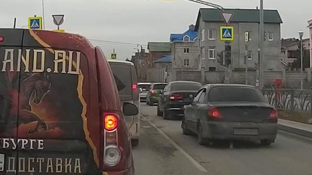 Volkswagen Е236КК196 поворот налево с правого ряда, Н311КЕ196 - выезд на красный смотреть онлайн