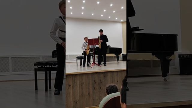 В.А. Моцарт "Менуэт" исполняет Аксенов Роман и Левин Данила, саксофон альт, ансамбль. г.Вольск 2019 смотреть онлайн