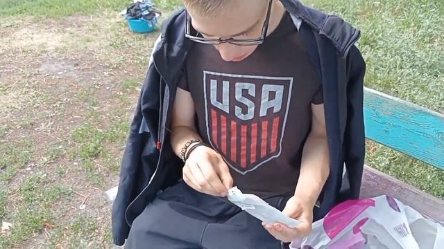 BACKSTAGE К РОЛИКУ РАЗДАЛ ИГРУШКИ ДЕТЯМ В ДЕТСКОМ САДУ смотреть онлайн