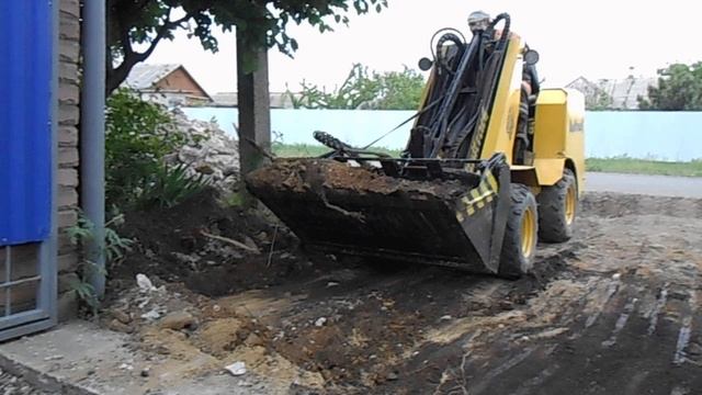 Мини-погрузчик самодельный, испытания экскаваторного(обратного) и миксерного ковшей. смотреть онлайн