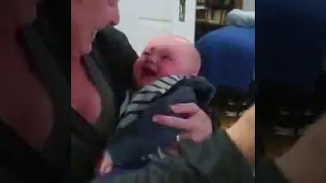 Заразительный смех ребенка из-за соски смотреть онлайн