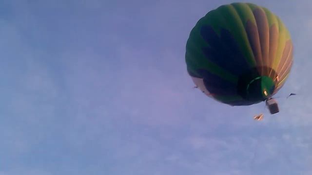 Я отрываюсь от земли :) или Полёт на воздушном шарике! смотреть онлайн