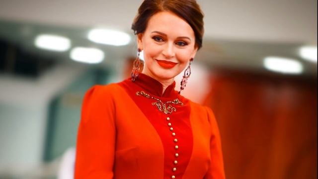 Безрукова показалась без макияжа и рассказала, как не переплачивать косметологам смотреть онлайн