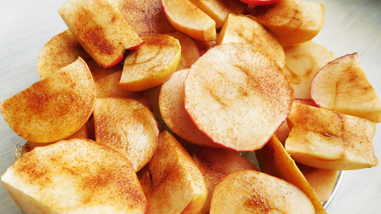 Яблочные дольки ? с корицей, запеченные в духовке смотреть онлайн