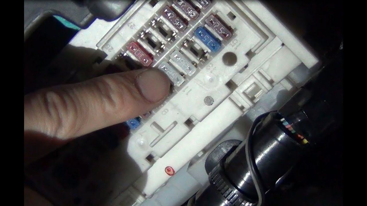 Замена предохранителя №22 системы блокировки детей в Тойоте Королла Е150 смотреть онлайн