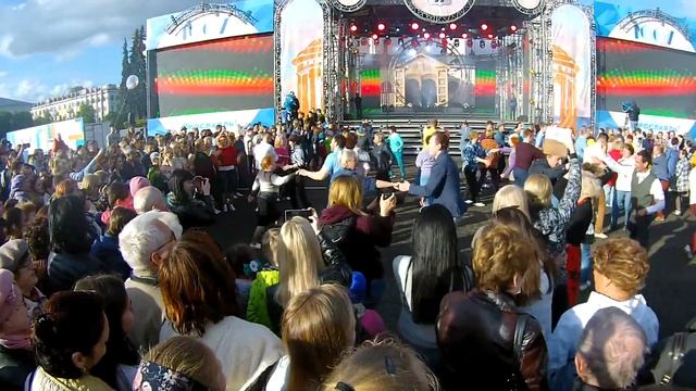 Ты считаешь, что танцы не твое, потому что уже поздно?! Посмотри как зажигают в Ярославле! смотреть онлайн