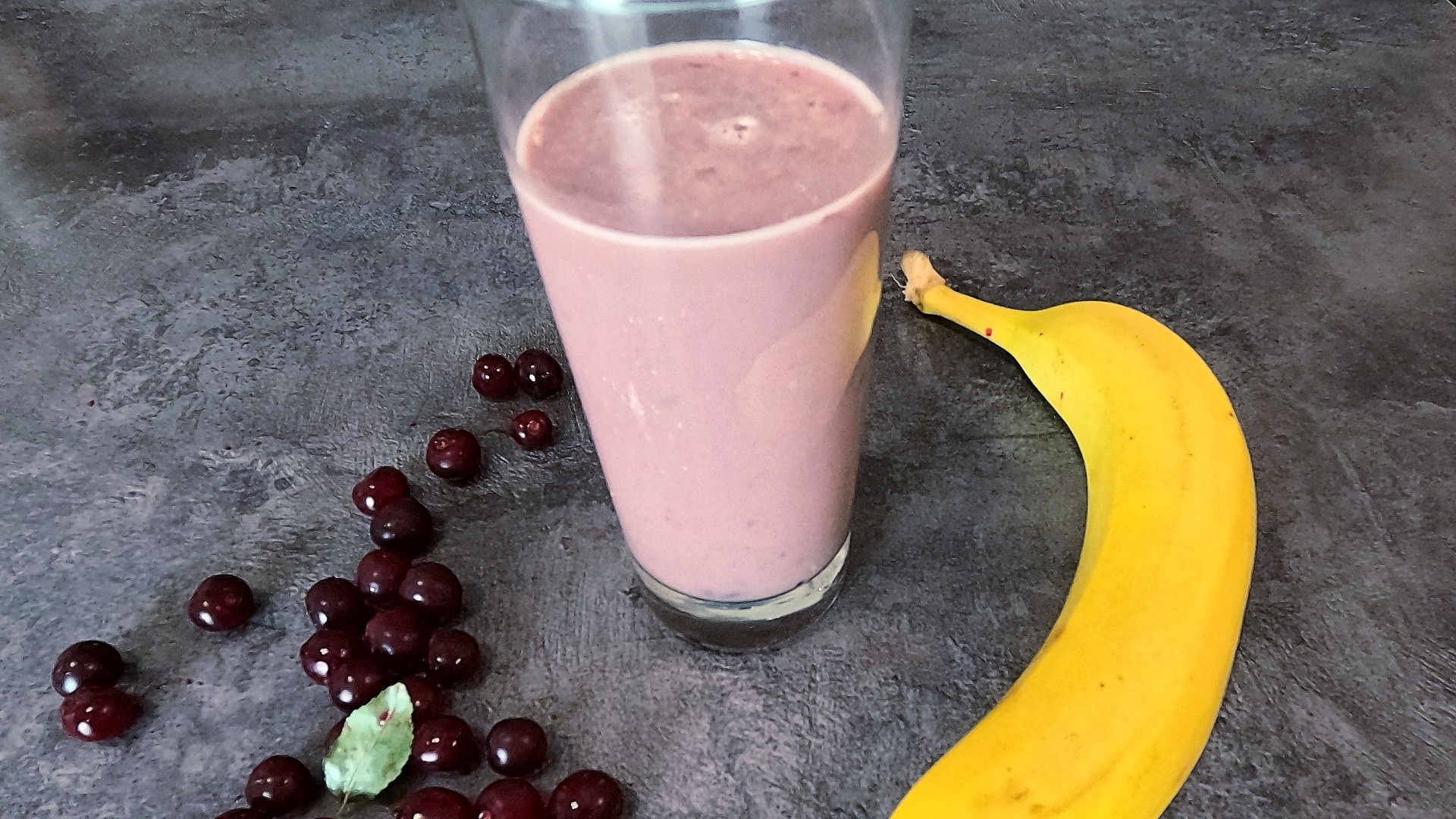 Смузи с бананом и вишней смотреть онлайн