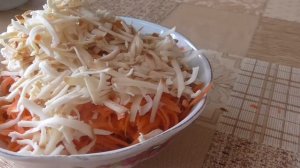 Морковный салат с колбасным сыром