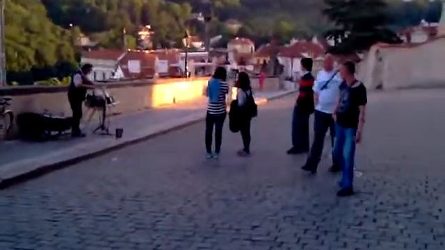 Прага. Уличный музыкант.