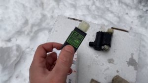 Туссан 2004-2009. Замена насоса омывателя лобового стекла.