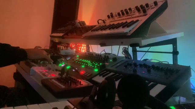 Techno Acid Jam #1 #jam #music #techno #livejam #acidmusic #studio #roland #tb303 смотреть онлайн