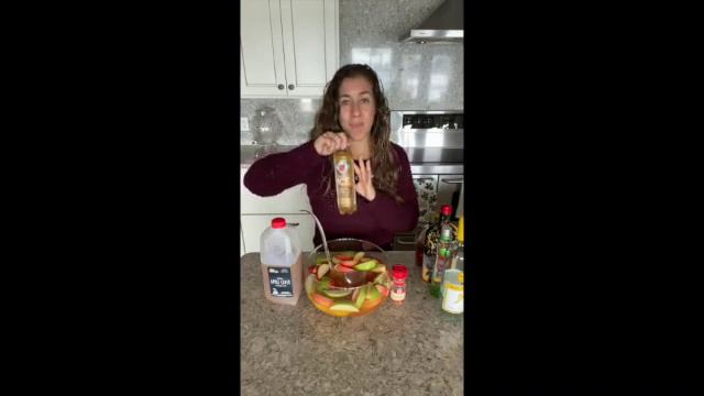 Cinnamon Apple and Pear Sangria смотреть онлайн