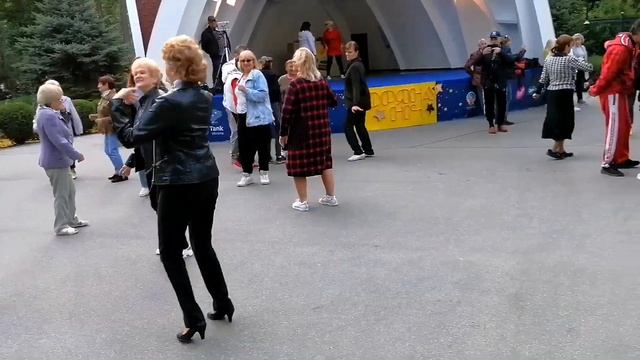 Колокольчики Танцы в парке Горького Харьков Сентябрь 2021 смотреть онлайн