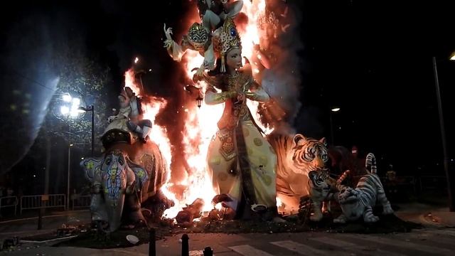 Валенсия. Сожжение фальи на праздник Фальяс смотреть онлайн