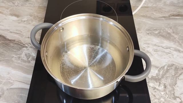 Как быстро вскипятить воду. Сравнение индукционной плиты с электрической. Белая Hansa против черной смотреть онлайн