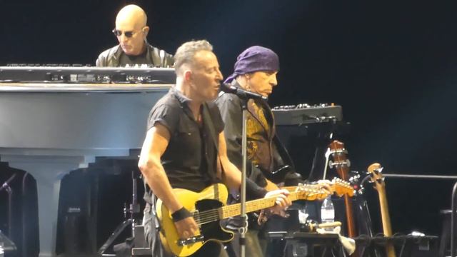Bruce Springsteen & E Street Band Born in the U.S.A. & Born to Run @Paris La Défense Arena 13/5/202 смотреть онлайн