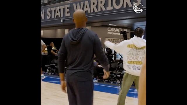 Steph Curry gave Travis Scott his new jersey and showed respect for him смотреть онлайн