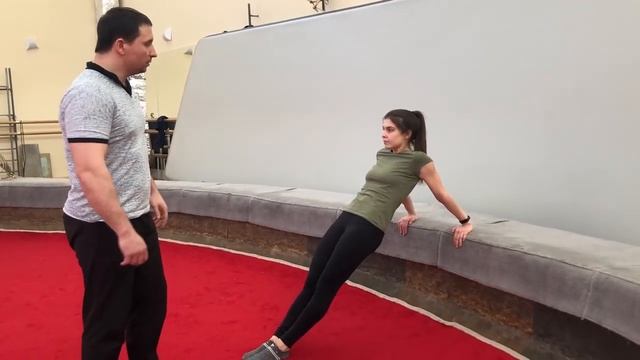 Отжимание от возвышенности спиной к опоре смотреть онлайн