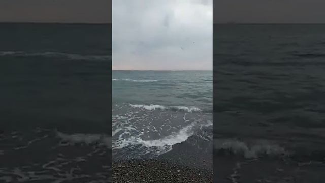 МОРЕ ЧЕРНОЕ БУШУЕТ В ЯНВАРЕ. ОНО ПРЕКРАСНО. ОНО ЛЕЧИТ ВОЗДУХОМ И МУЗЫКОЙ ПРИБОЯ СОЧИ МОРЕ 11 смотреть онлайн