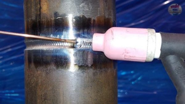 TIG welding horizontal pipe . Hot Fill and Cap pass weld with cup walking techni