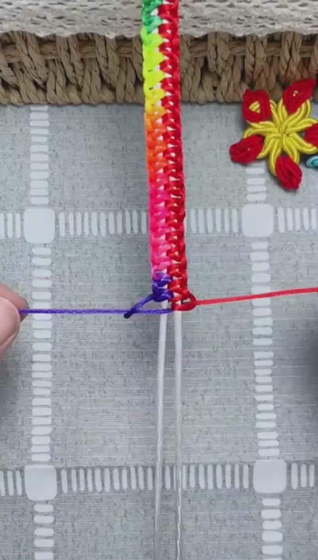 #shorts Как связать красивый, простой разноцветный браслет #поделки смотреть онлайн