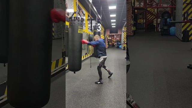 independent work on a boxing bag✅ смотреть онлайн